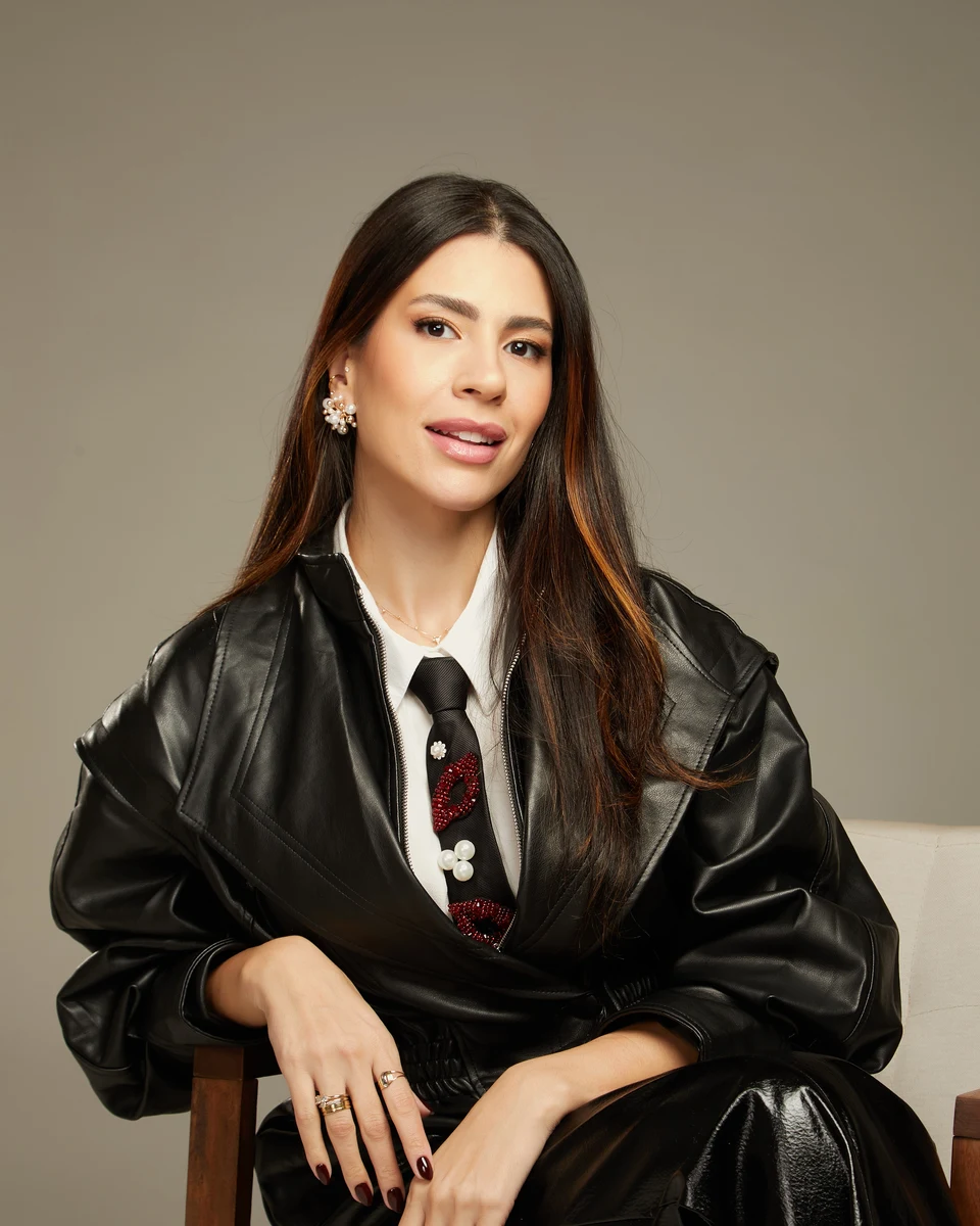 Retrato da Dra. Ingrid Villarraso sentada, de jaqueta de couro preta